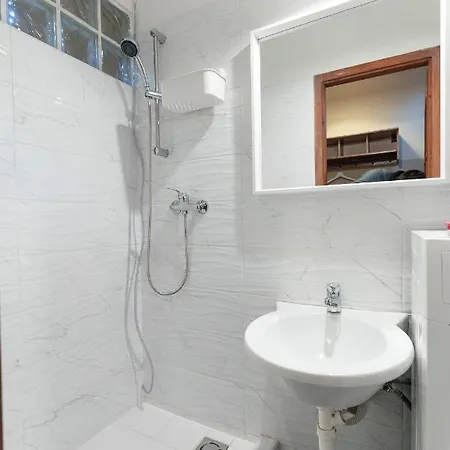 Sara's - Wifi, A/c Apartament